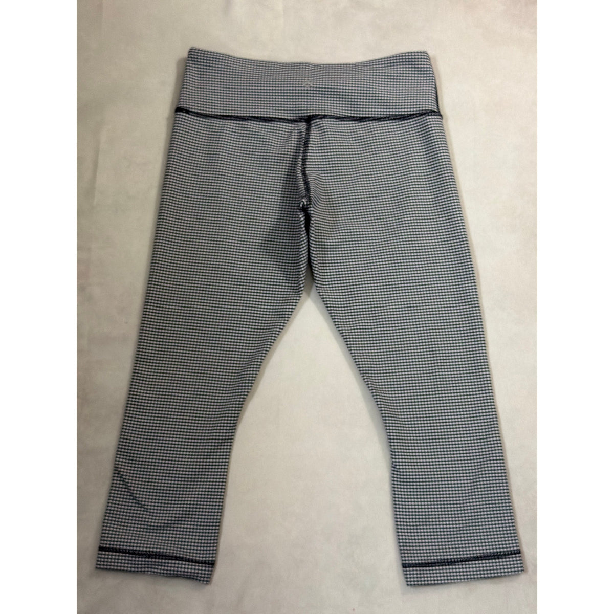 Lululemon Size 6 Cropped Capri Yoga Leggings in Black & White Gingham Check