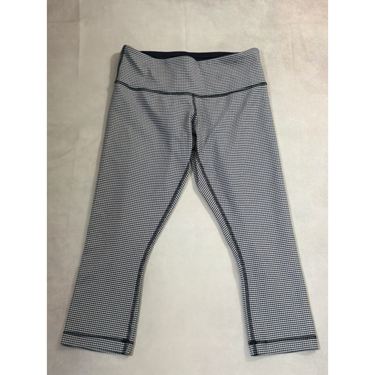Lululemon Size 6 Cropped Capri Yoga Leggings in Black & White Gingham Check