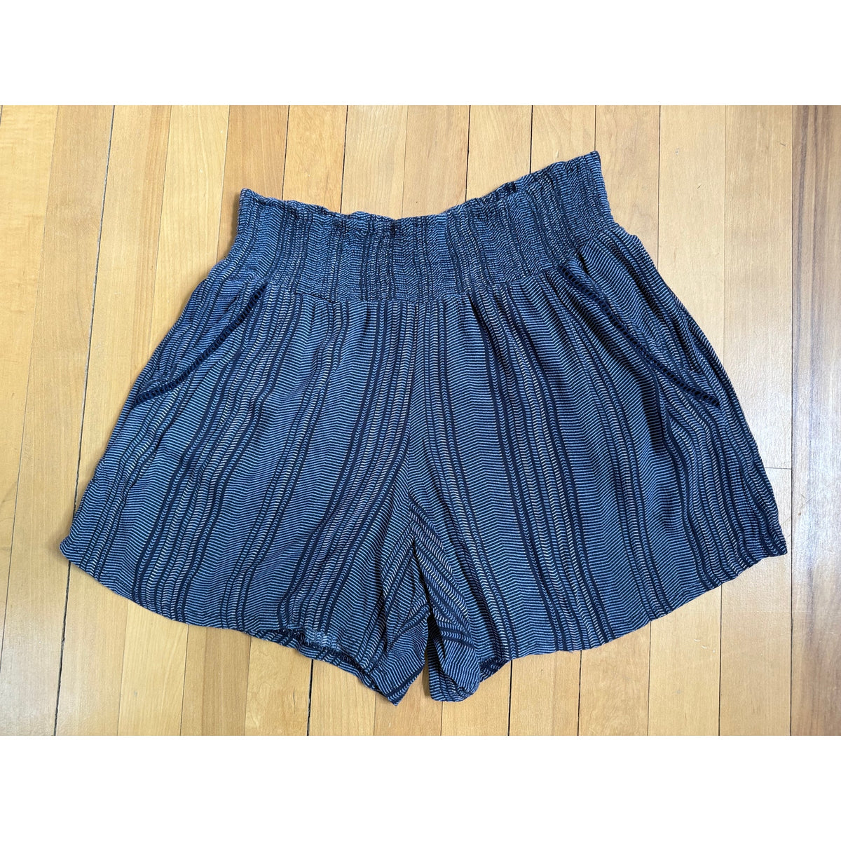 Three Dots Women's Medium Navy Blue Striped Smocked Waist Pull-On Shorts EUC
