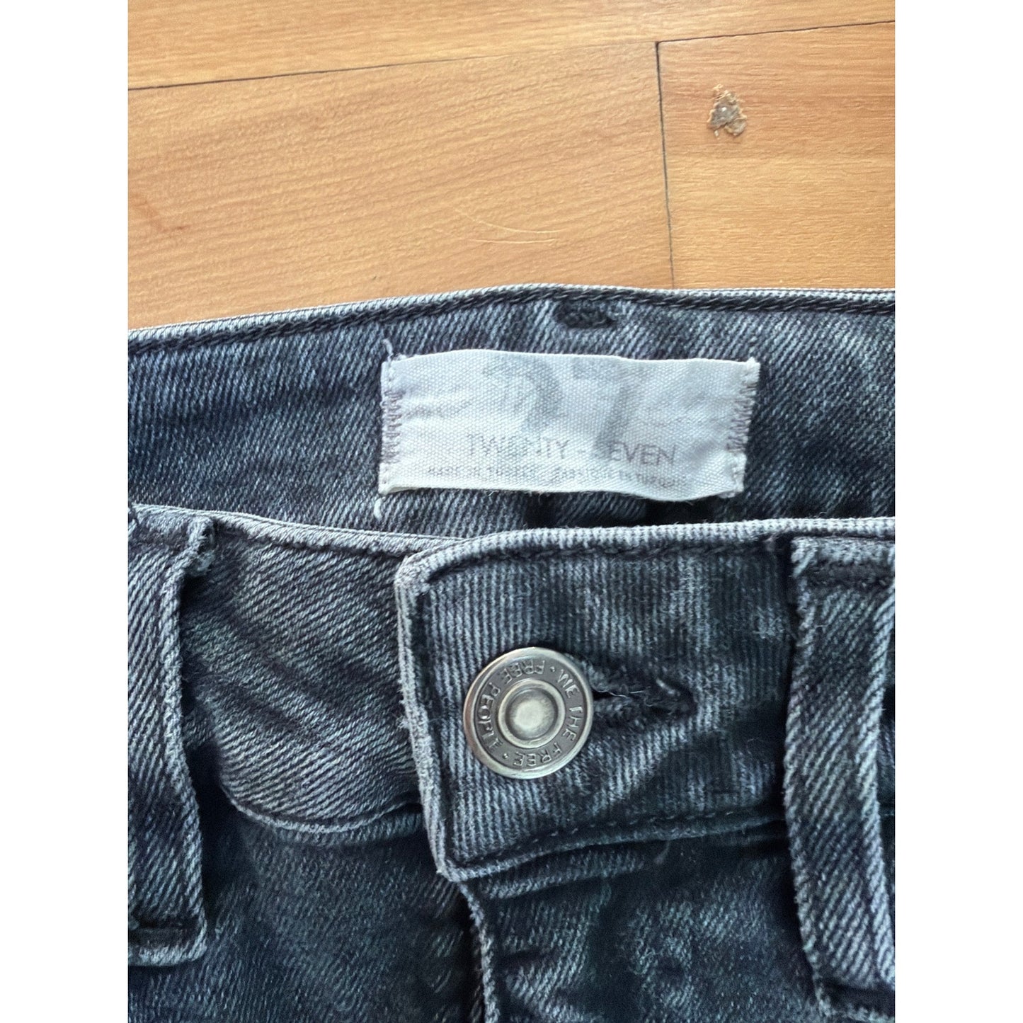 We The Free Size 27 Black Faded High Rise Skinny Jeans Distressed Hem Stretch EUC