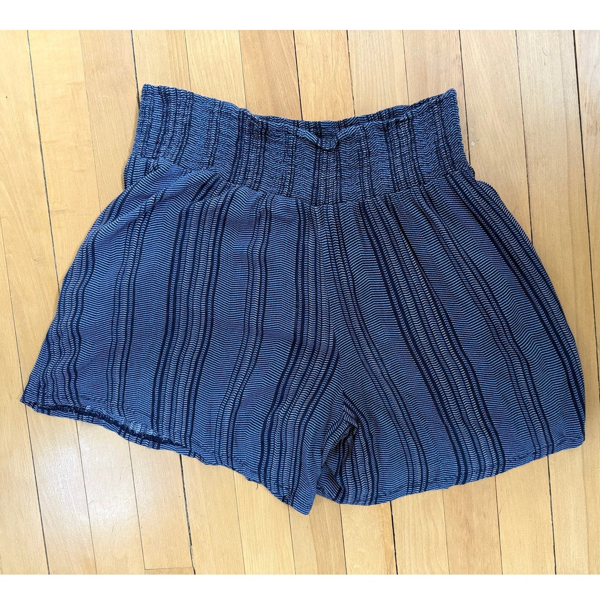 hree Dots Women's Medium Navy Blue Striped Smocked Waist Pull-On Shorts EUC