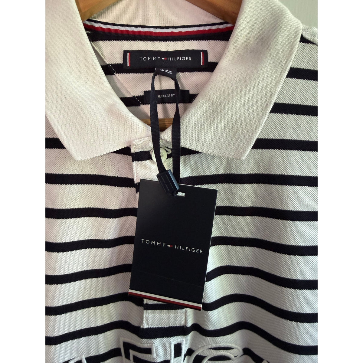 Tommy Hilfiger Men’s Polo Shirt Medium NWT WhiteNavyBlue Striped Big Logo