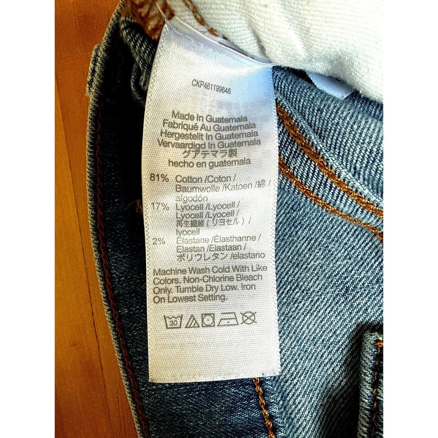 Madewell Size 25 Light Wash Mid Rise Vintage Slim Fit Ripped Jean