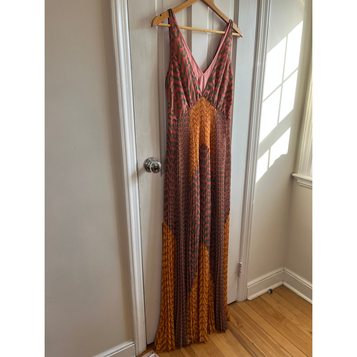 🌟 NWT Self-Portrait Logo Print Pleated Chiffon Maxi Dress Pink Green Size 4 US