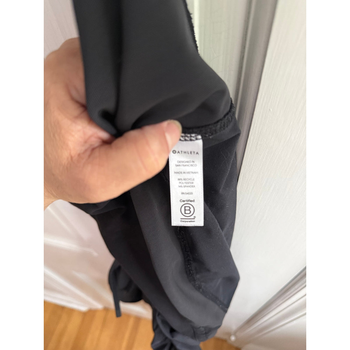 Athleta Venice Ruched Jogger Pants Black Size 12 Crop Capri Hiking Lounge EUC