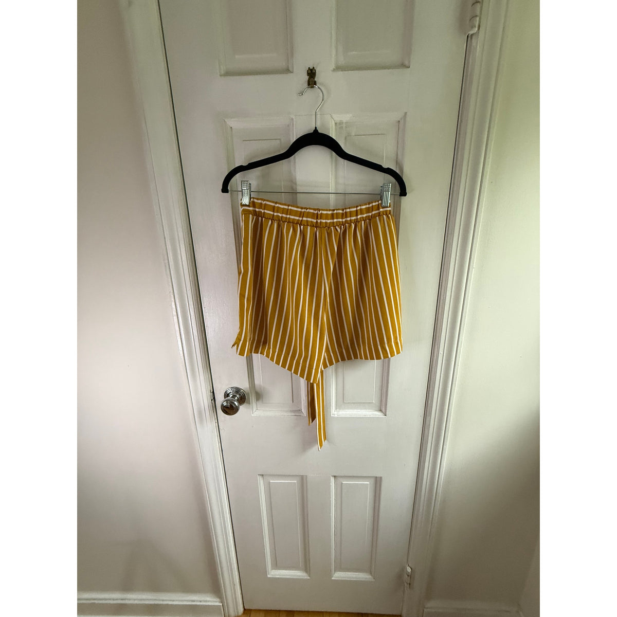 Mosaic & Co Gold White Striped Tie Waist Shorts Large L EUC Mustard Pleated