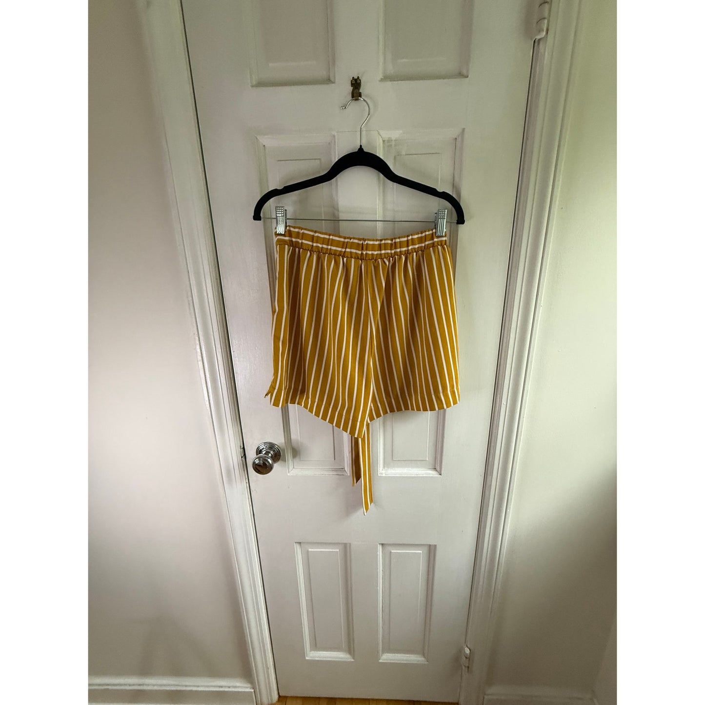 Mosaic & Co Gold White Striped Tie Waist Shorts Large L EUC Mustard Pleated