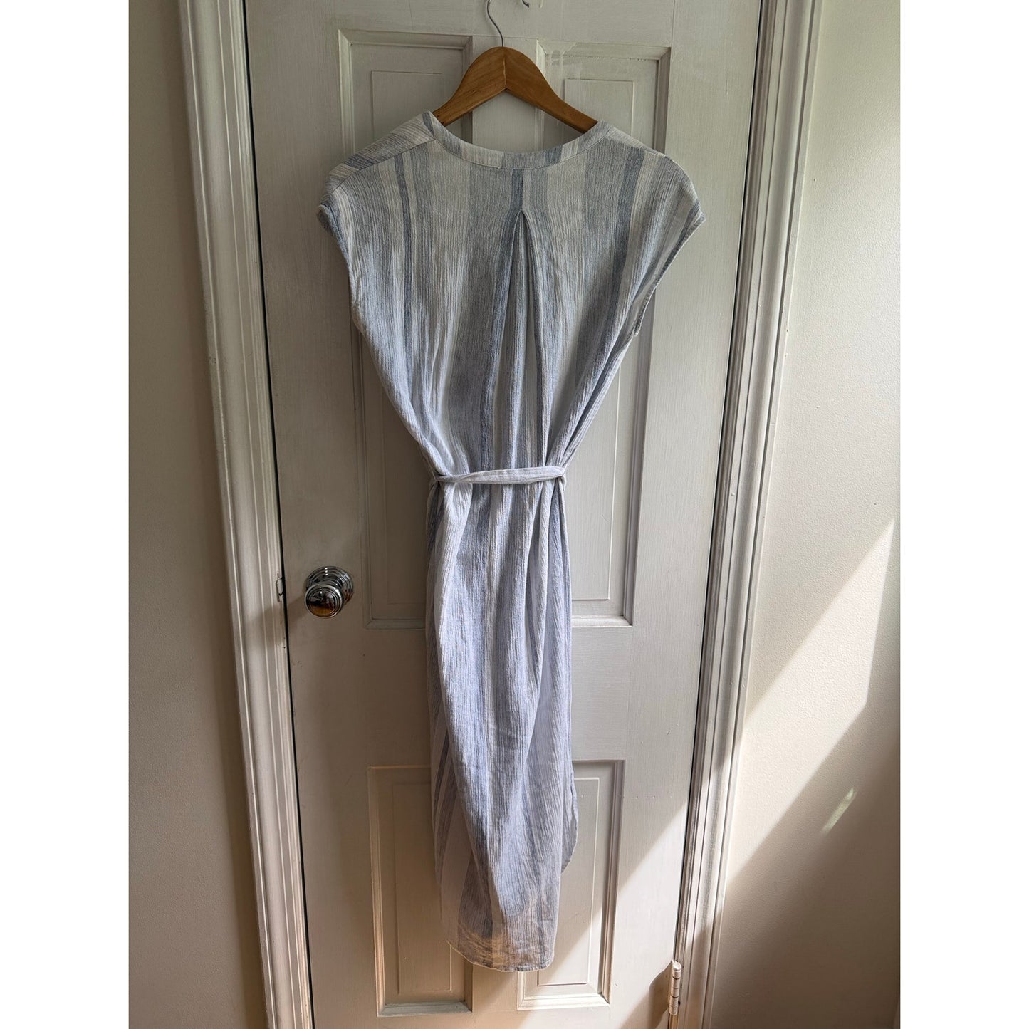 ASTR the Label Dress Small White Blue Striped Linen Blend Belted V-Neck
