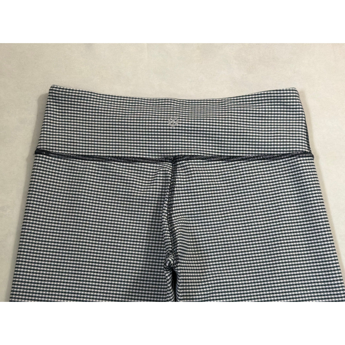 Lululemon Size 6 Cropped Capri Yoga Leggings in Black & White Gingham Check