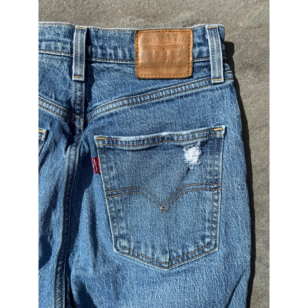 ✨ Levi’s Premium 70s High Flare "Big E" Distressed Jeans 27 ✨