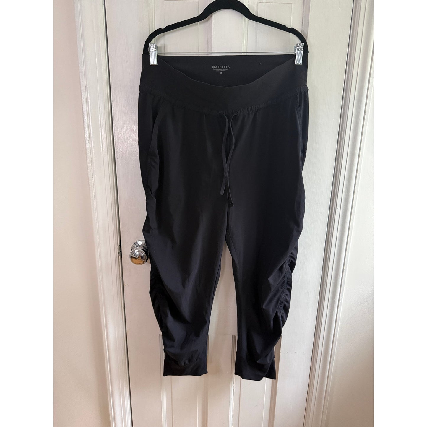 Athleta Venice Ruched Jogger Pants Black Size 12 Crop Capri Hiking Lounge EUC