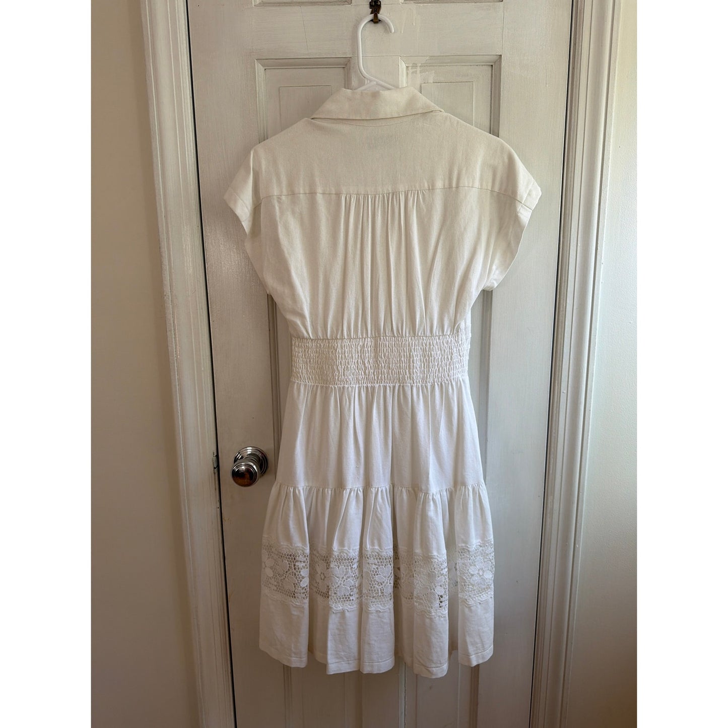 Taylor Size 4 Short Sleeve Front Button White Dress With Floral Lace Detailing and Pockets