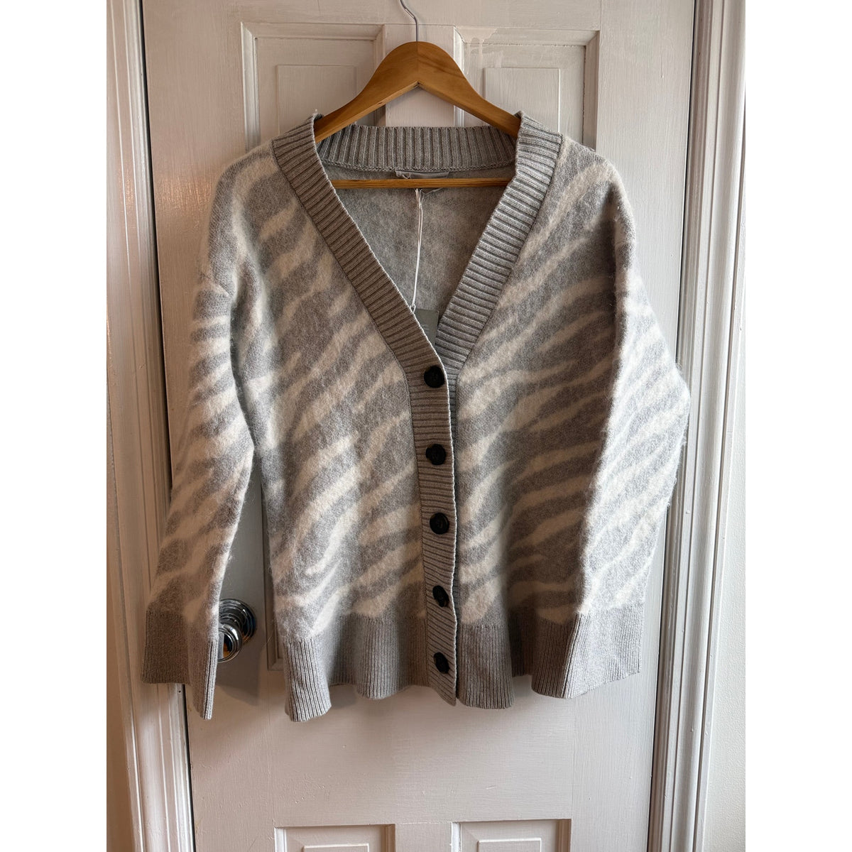 Everlane NWT The Alpaca Tiger Jacquard Cardigan M - Grey Snow Animal Print