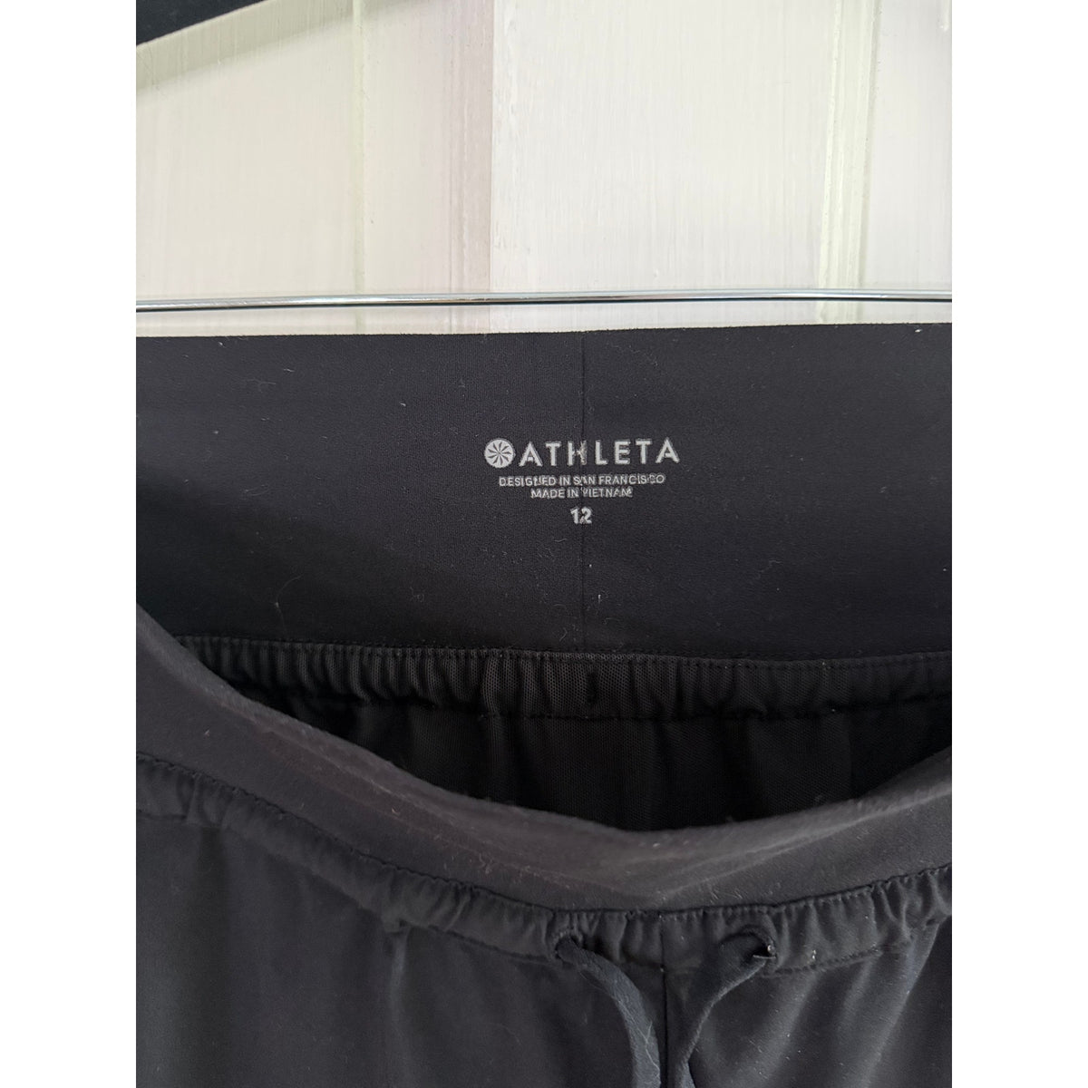 Athleta Venice Ruched Jogger Pants Black Size 12 Crop Capri Hiking Lounge EUC