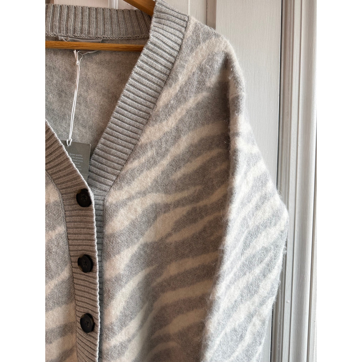 Everlane NWT The Alpaca Tiger Jacquard Cardigan M - Grey Snow Animal Print