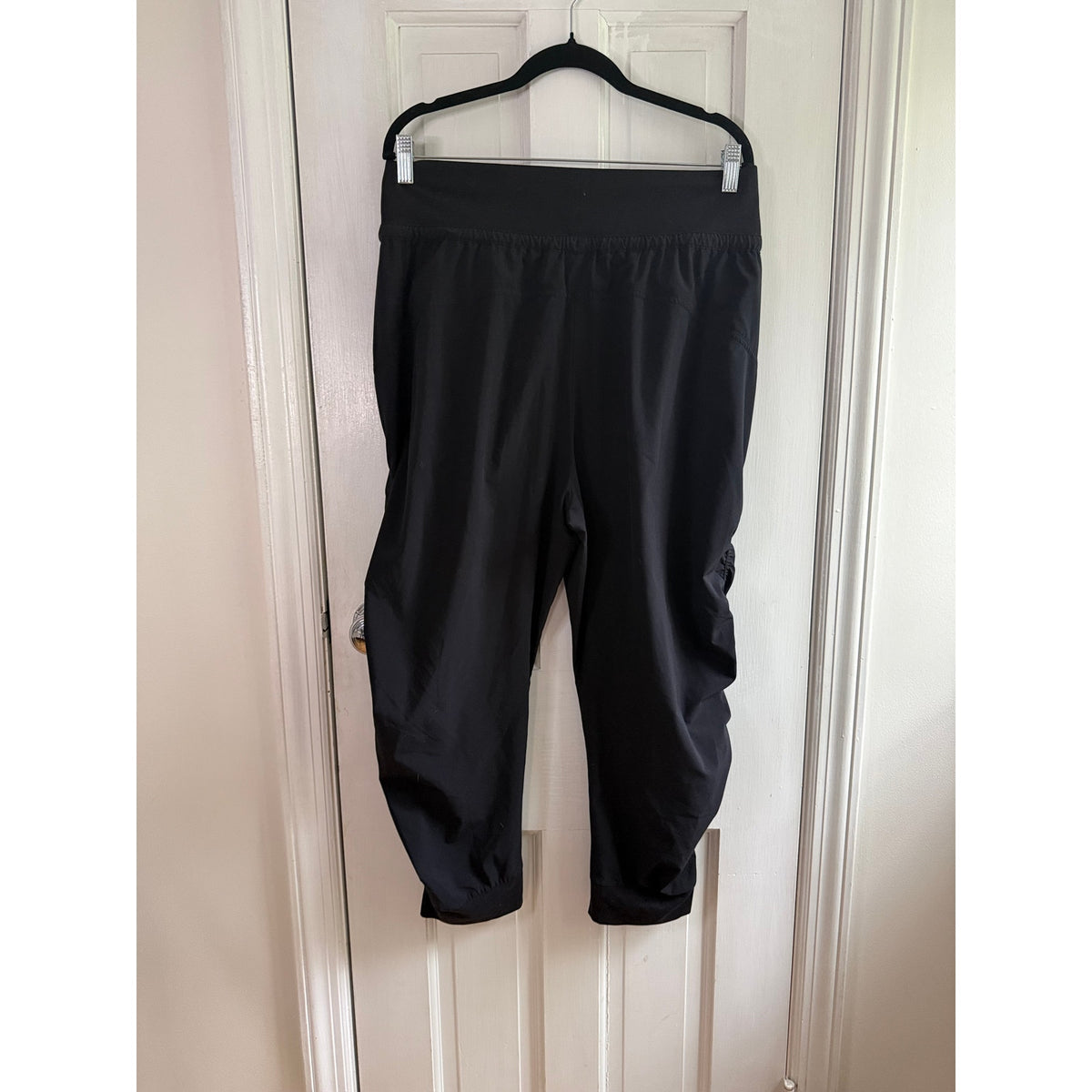 Athleta Venice Ruched Jogger Pants Black Size 12 Crop Capri Hiking Lounge EUC