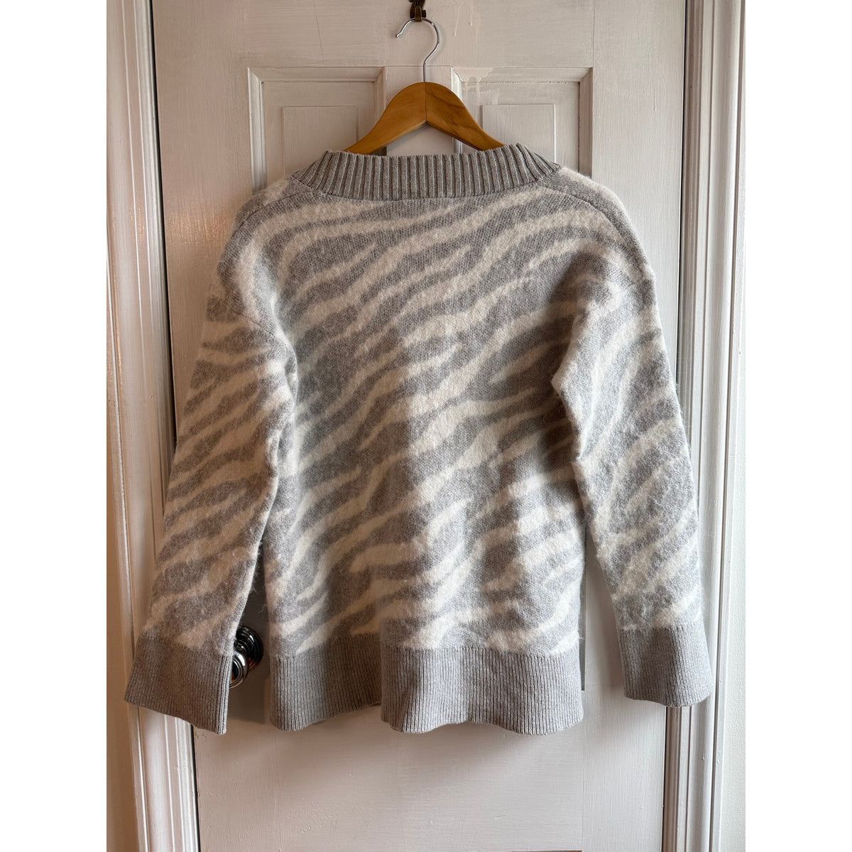 Everlane NWT The Alpaca Tiger Jacquard Cardigan M - Grey Snow Animal Print