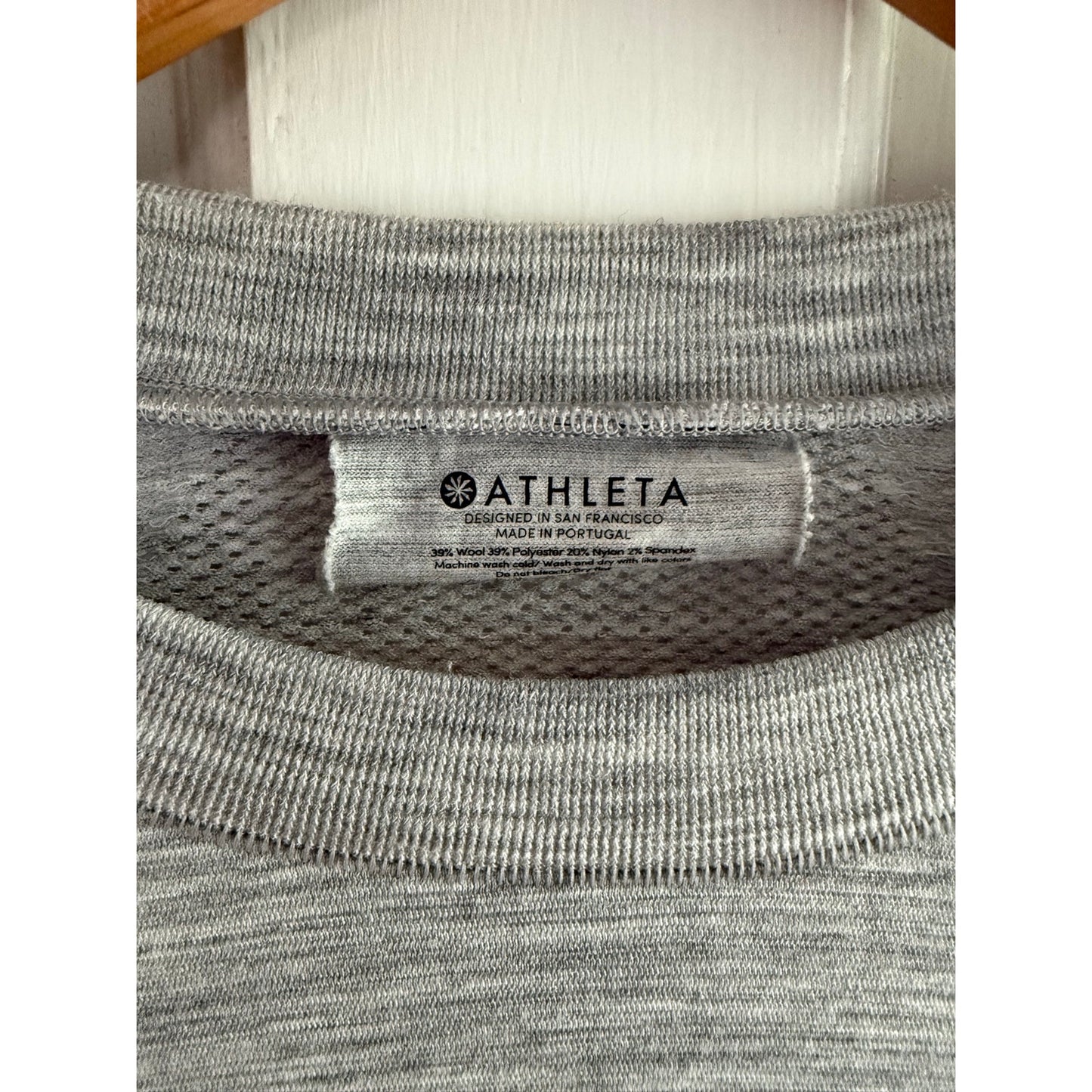 Title: Athleta Heathered Gray Long Sleeve Crewneck Top - Size Medium M - EUC