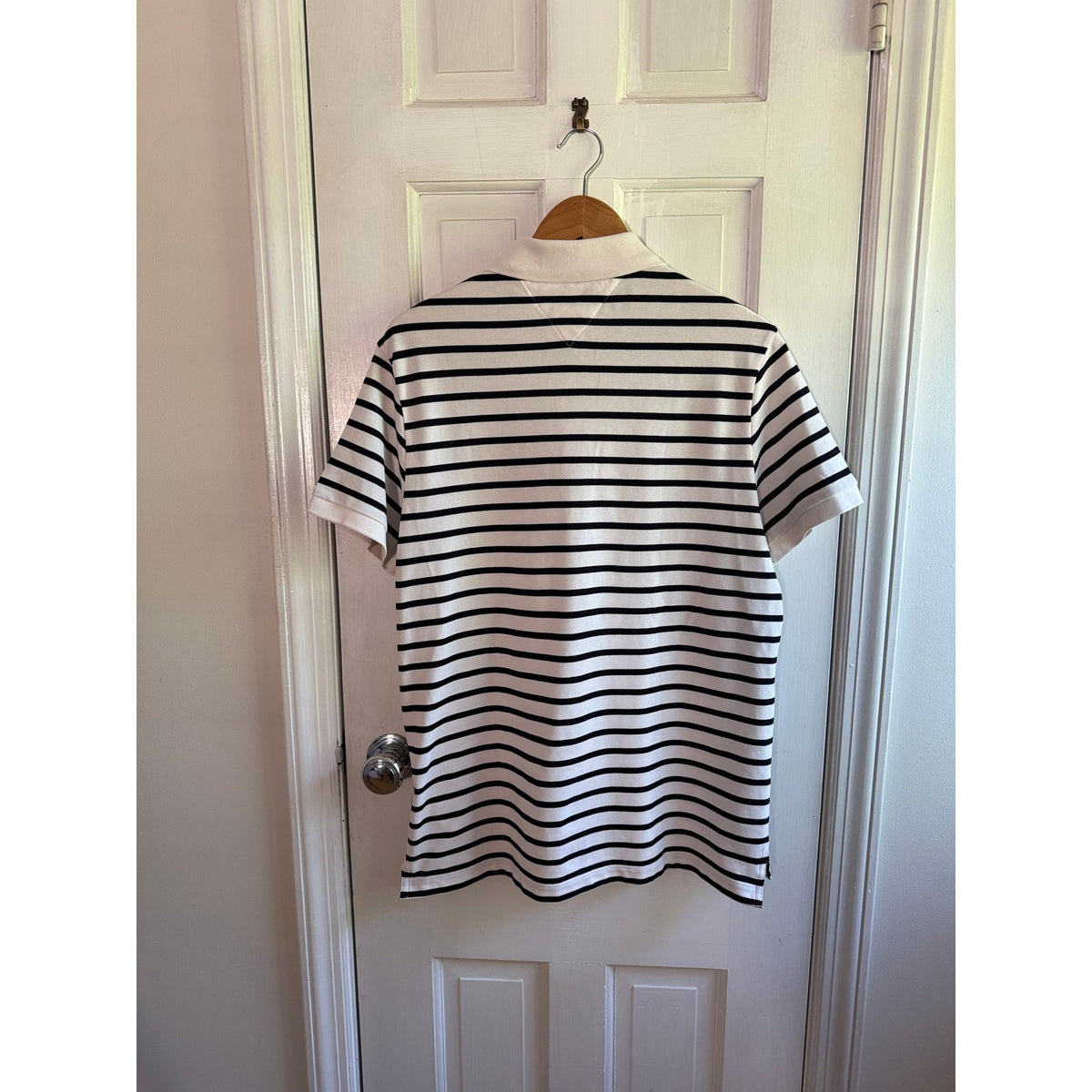 Tommy Hilfiger Men’s Polo Shirt Medium NWT WhiteNavyBlue Striped Big Logo