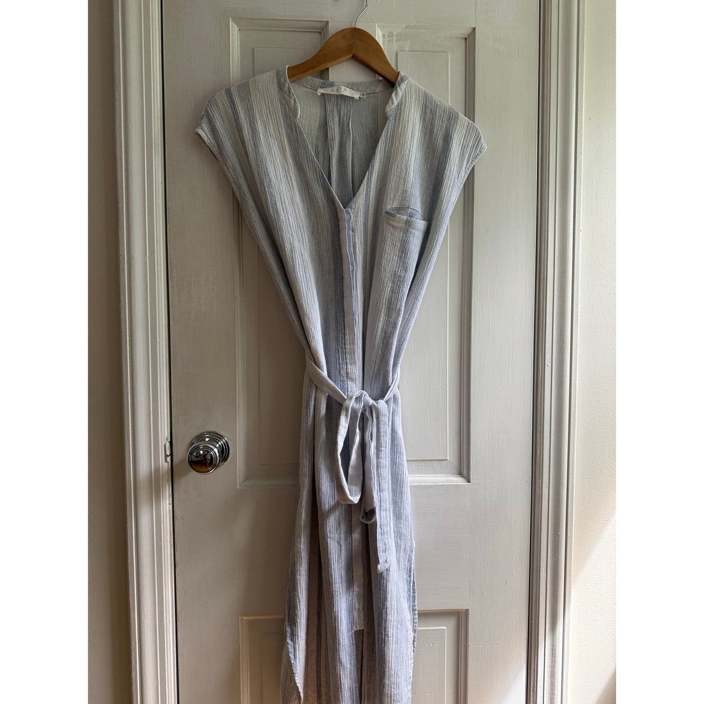 ASTR the Label Dress Small White Blue Striped Linen Blend Belted V-Neck