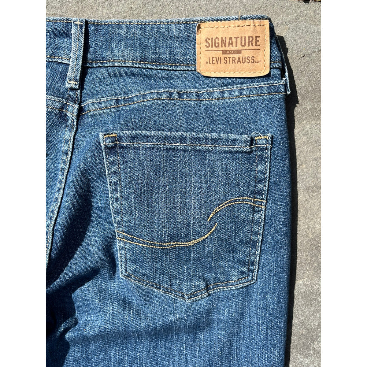 ✨ Signature by Levi Strauss Gold Mid-Rise Straight Embroidered Jeans 28 ✨