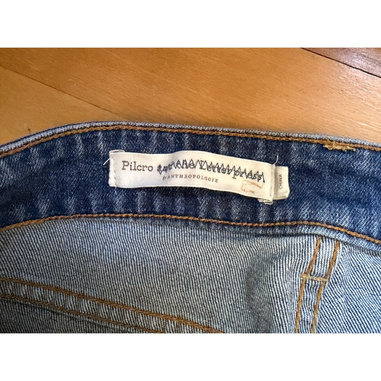 Anthropologie Pilcro Slim Boyfriend Jeans 25 Medium Wash Distressed Denim EUC