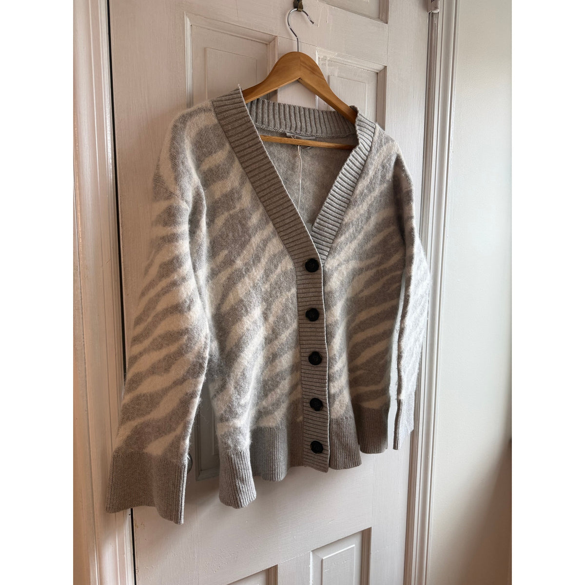 Everlane NWT The Alpaca Tiger Jacquard Cardigan M - Grey Snow Animal Print