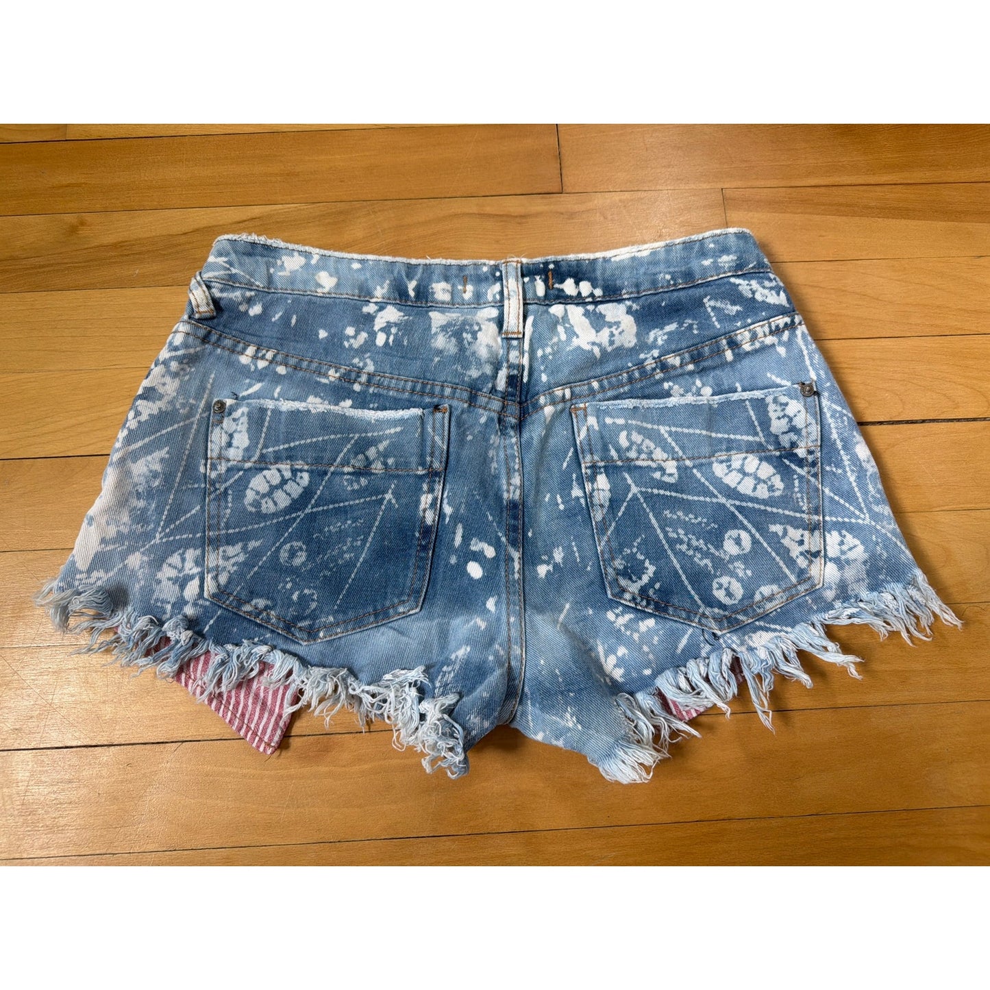 Free People Size 27 White pattern Ripped shorts with Red Striped pockets
