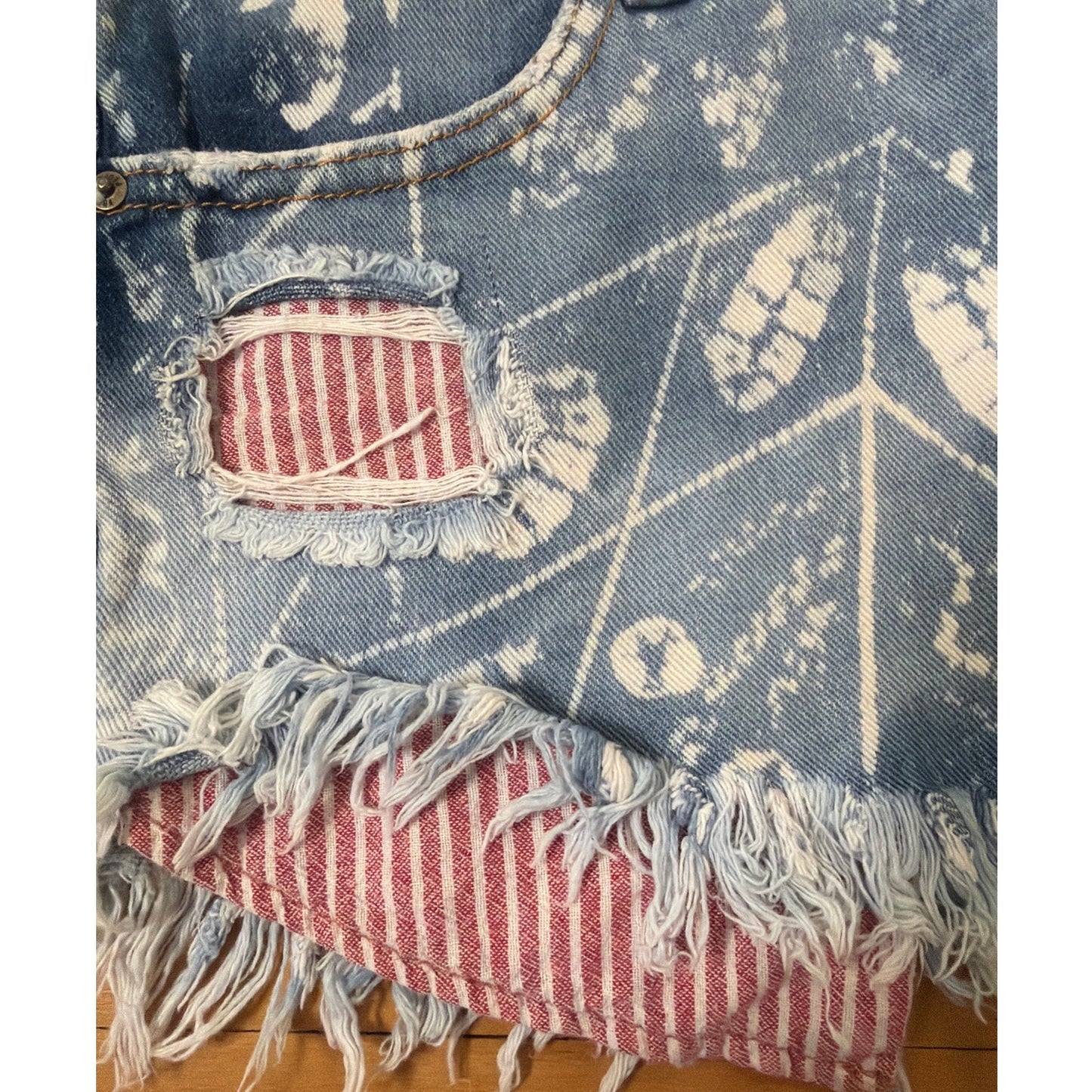 Free People Size 27 White pattern Ripped shorts with Red Striped pockets