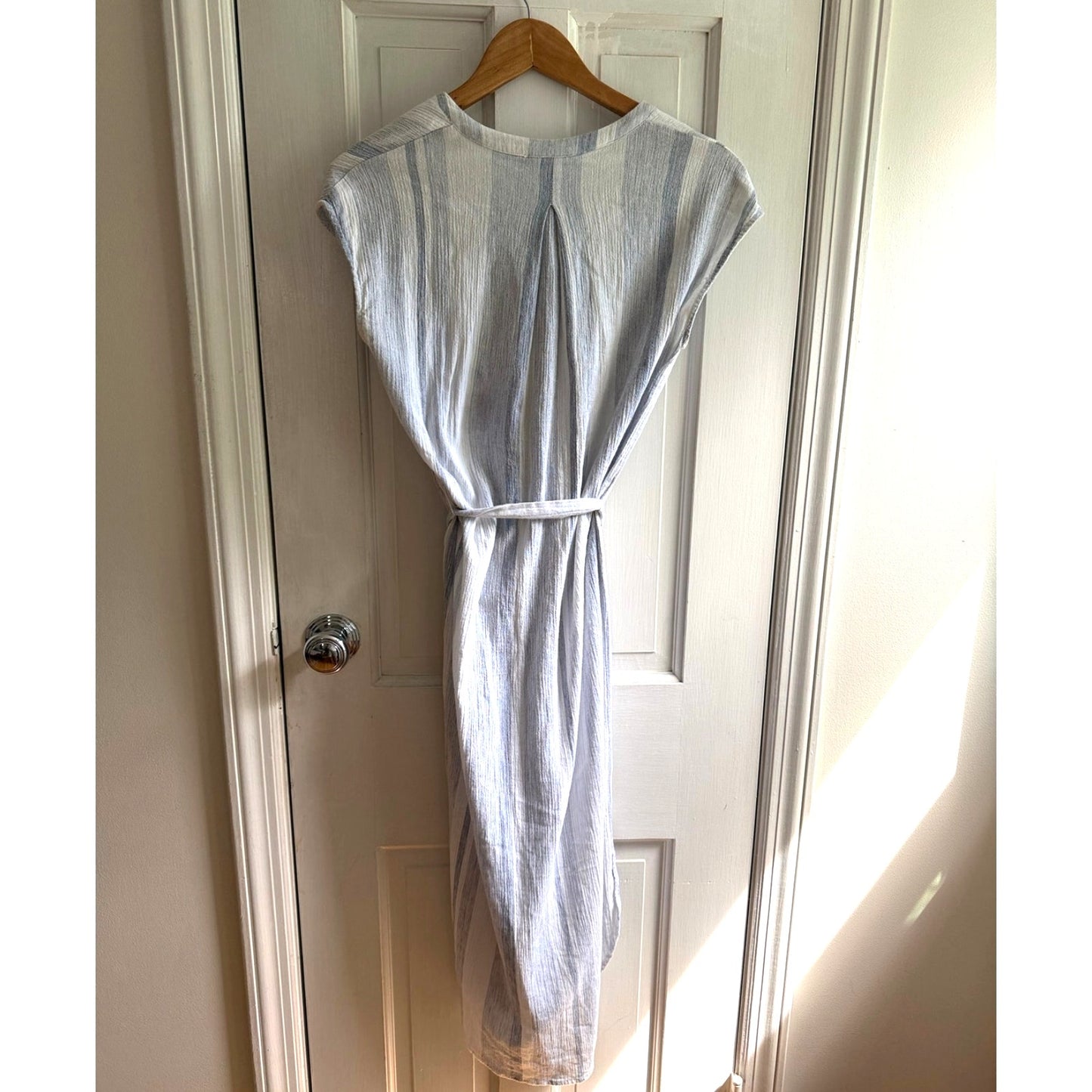 ASTR the Label Dress Small White Blue Striped Linen Blend Belted V-Neck