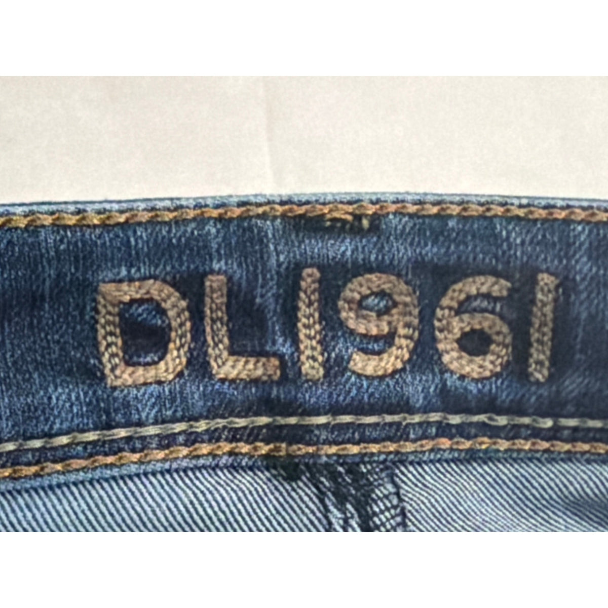 DL1961 Cindy Petite Slim Bootcut Jeans Size 27 Dark Wash Low Rise